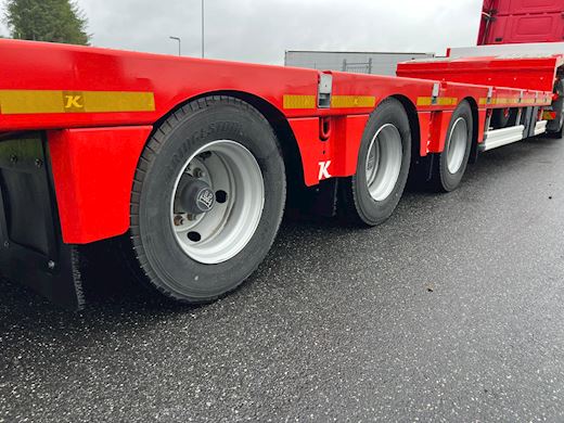 Kässbohrer 3-aks 13,6m maskintrailer m. udtræk Udtrækkelig - 3